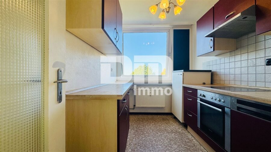Gepflegte Dreizimmerwohnung mit Loggia in idyllischer Ortsrandlage /Campusnähe - Küche mit Einbauküche